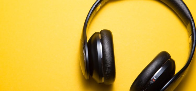 Cuffie audio su sfondo giallo